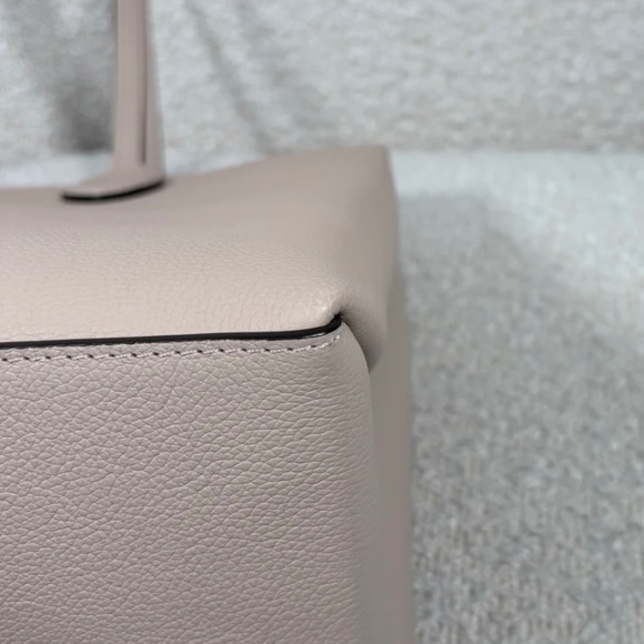 Authentic Pre-Owned Louis Vuitton Greige Grained Calfskin Lockme Shopper - Picture 7 of 16